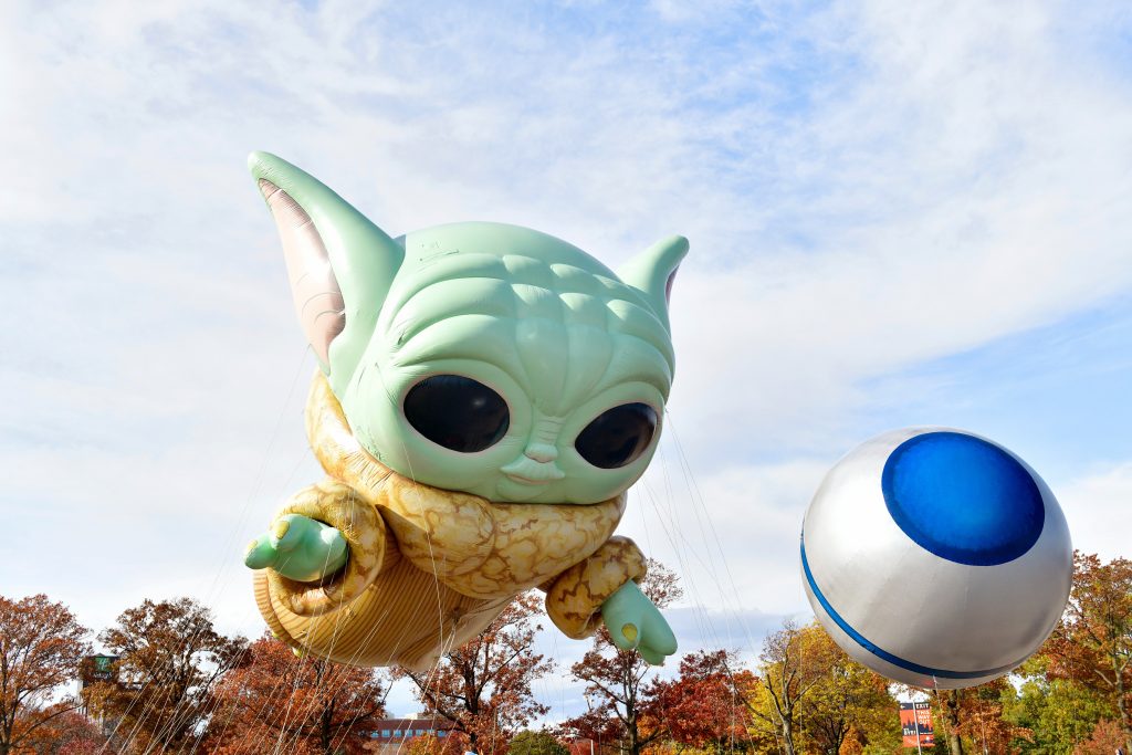A Parada do Dia de Ação de Graças da Macy’s contou com um balão do Baby Yoda